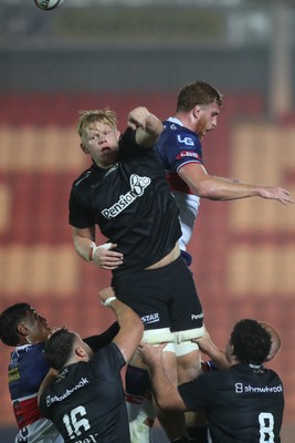 180926 - Scarlets v Saracens - Preseason Friendly - Hugh Tizard of Saracens wins a line out 