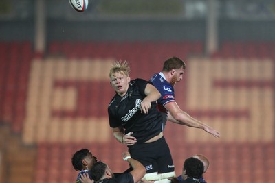 180926 - Scarlets v Saracens - Preseason Friendly - Hugh Tizard of Saracens wins a line out 