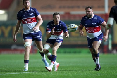 180926 - Scarlets v Saracens - Preseason Friendly -  Gareth Anscombe of Scarlets takes a pass 