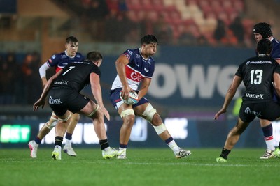 180926 - Scarlets v Saracens - Preseason Friendly -  Gabe Cahsay of Scarlets offloads 