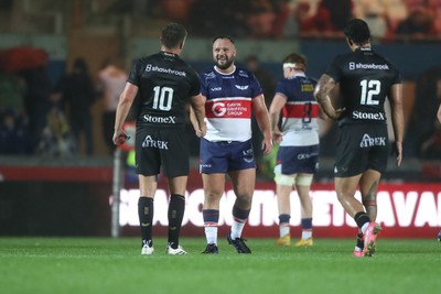 180926 - Scarlets v Saracens - Preseason Friendly - Harri O’Connor of Scarlets and Owen Farrell of Saracens at the final whistle 