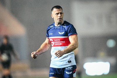 180926 - Scarlets v Saracens - Pre Season Friendly - Gareth Davies of Scarlets