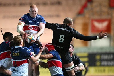 180926 - Scarlets v Saracens - Pre Season Friendly - Will Evans of Scarlets is challenged by Nick Isiekwe of Saracens