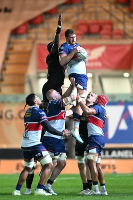 180926 - Scarlets v Saracens - Pre Season Friendly - Harvey Cuckson of Scarlets wins the line-out