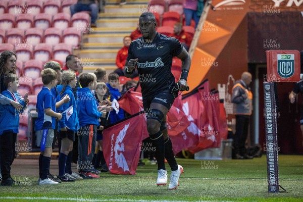 180926 - Scarlets v Saracens - Preseason Friendly - Maro Itoje of Saracens leads his team out