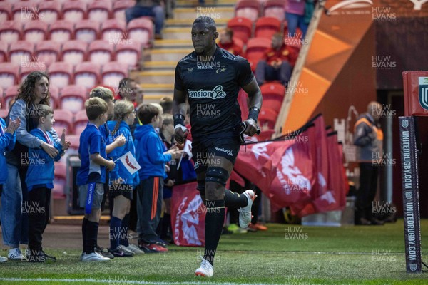 180926 - Scarlets v Saracens - Preseason Friendly - Maro Itoje of Saracens leads his team out
