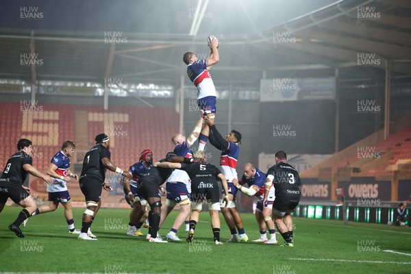 180926 - Scarlets v Saracens - Preseason Friendly - Harvey Cuckson of Scarlets wins a line out 