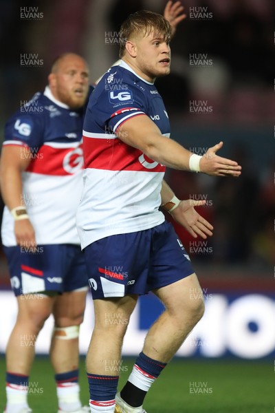 180926 - Scarlets v Saracens - Preseason Friendly - Gabe Hawley of Scarlets appeals to the referee 