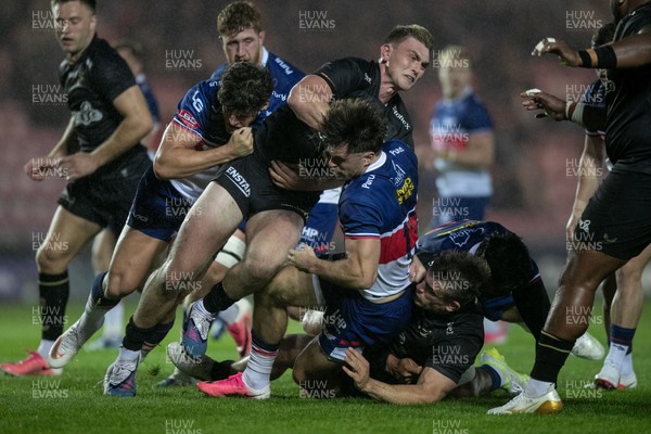 180926 - Scarlets v Saracens - Preseason Friendly - Olly Hartley of Saracens brings down Joe Roberts of Scarlets