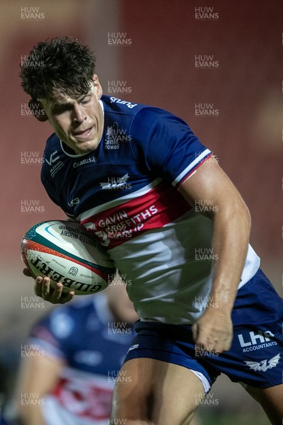 180926 - Scarlets v Saracens - Preseason Friendly - Eddie James of Scarlets breaks away to score