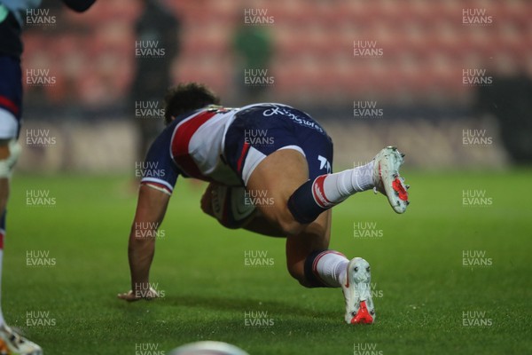 180926 - Scarlets v Saracens - Preseason Friendly - Eddie James of Scarlets scores a try