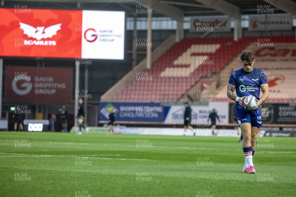 180926 - Scarlets v Saracens - Preseason Friendly -  Joe Roberts of Scarlets in the warm up 