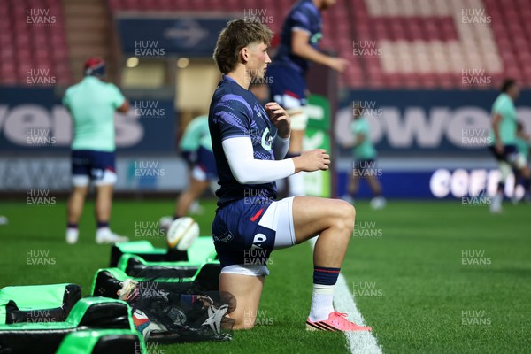 180926 - Scarlets v Saracens - Preseason Friendly -  Ellis Mee of Scarlets in the warm up 