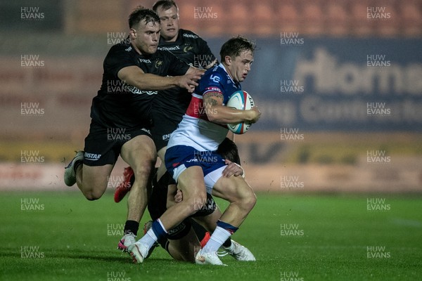 180926 - Scarlets v Saracens - Preseason Friendly - Macs Page of Scarlets tries to evade Olly Hartley of Saracens 