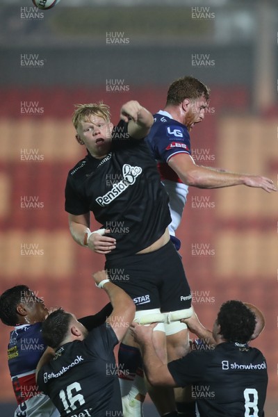 180926 - Scarlets v Saracens - Preseason Friendly - Hugh Tizard of Saracens wins a line out 