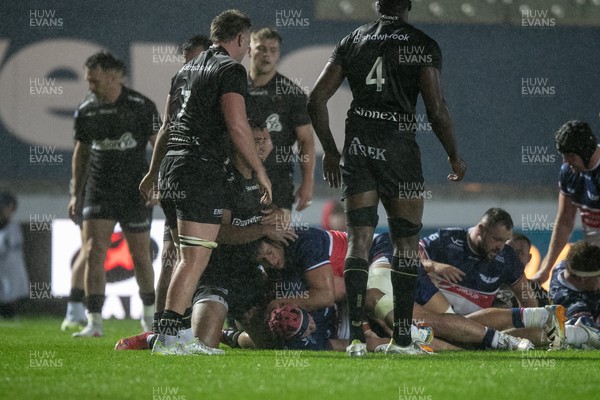 180926 - Scarlets v Saracens - Preseason Friendly -  Josh Morse scores for Scarlets