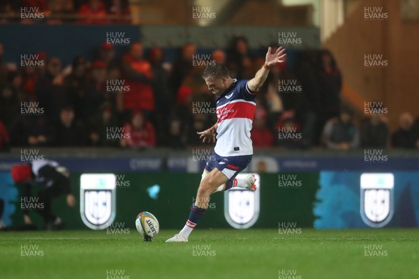 180926 - Scarlets v Saracens - Preseason Friendly - Gareth Anscombe of Scarlets kicks for goal