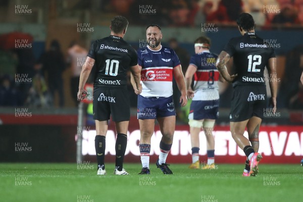 180926 - Scarlets v Saracens - Preseason Friendly - Harri O’Connor of Scarlets and Owen Farrell of Saracens at the final whistle 