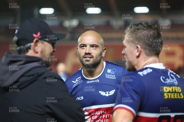 180926 - Scarlets v Saracens - Preseason Friendly -  Scarlets Captain Josh Macleod and Gareth Anscombe chat to Dai Flanagan of Saracens 
