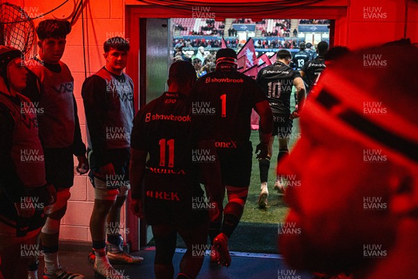 180926 - Scarlets v Saracens - Pre Season Friendly - Players walk out of the tunnel for the start of the game