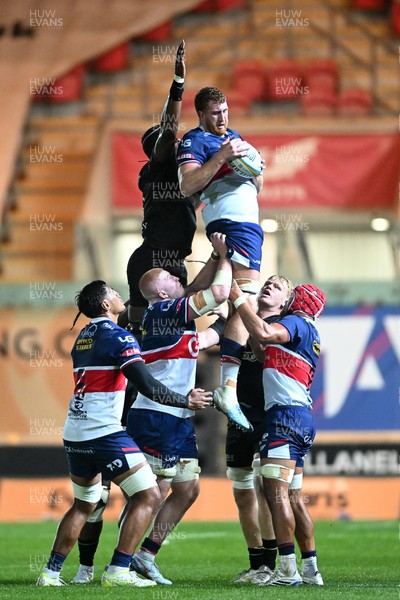 180926 - Scarlets v Saracens - Pre Season Friendly - Harvey Cuckson of Scarlets wins the line-out