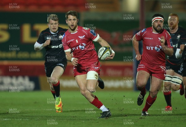 270117 - Scarlets v Saracens, Anglo Welsh Cup - Tom Williams of Scarlets breaks away