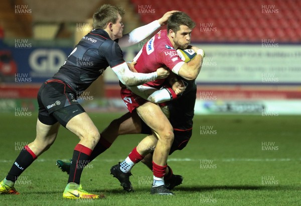 270117 - Scarlets v Saracens, Anglo Welsh Cup - Tom Williams of Scarlets is held by Nick Tompkins of Saracens and Max Malins of Saracens