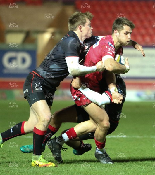 270117 - Scarlets v Saracens, Anglo Welsh Cup - Tom Williams of Scarlets is held by Nick Tompkins of Saracens and Max Malins of Saracens