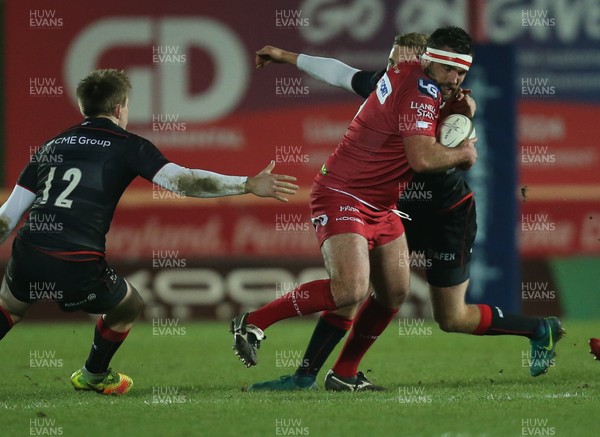 270117 - Scarlets v Saracens, Anglo Welsh Cup - Emyr Phillips of Scarlets takes on Nick Tompkins of Saracens and Max Malins of Saracens