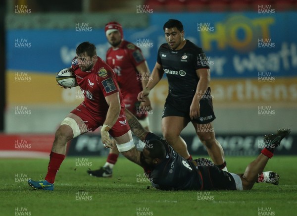 270117 - Scarlets v Saracens, Anglo Welsh Cup - Morgan Allen of Scarlets tries to get away from Samuela Vunisa of Saracens