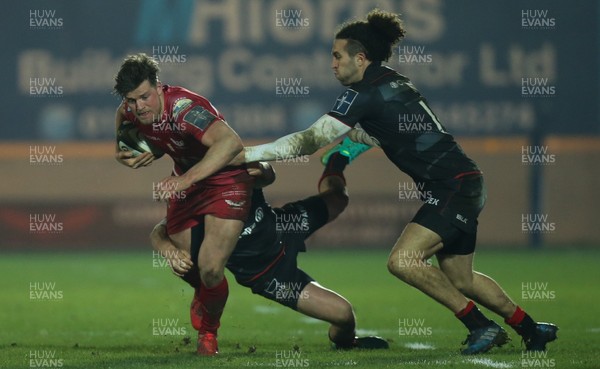 270117 - Scarlets v Saracens, Anglo Welsh Cup - Dion Jones of Scarlets takes on Tim Streather of Saracens and Mike Ellery of Saracens