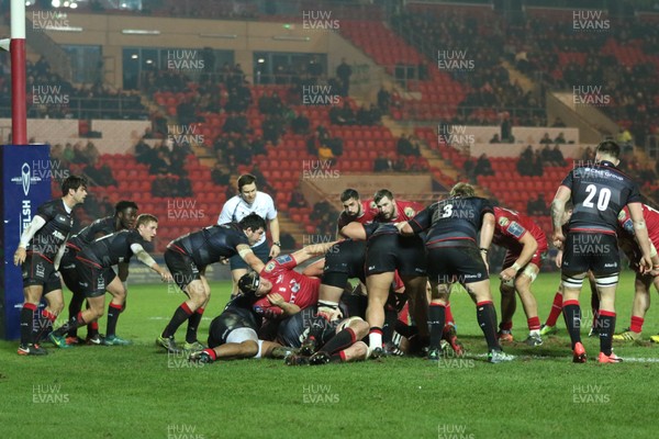 270117 - Scarlets v Saracens, Anglo Welsh Cup - Morgan Allen of Scarlets reaches over to score try