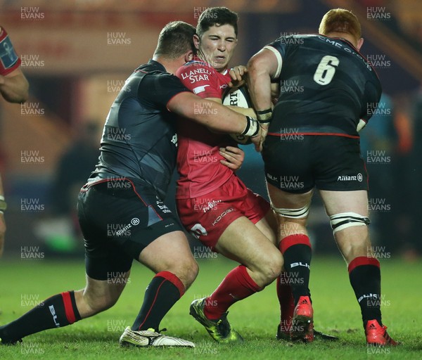 270117 - Scarlets v Saracens, Anglo Welsh Cup - Declan Smith of Scarlets is held by Billy Walker of Saracens and Joel Conlon of Saracens