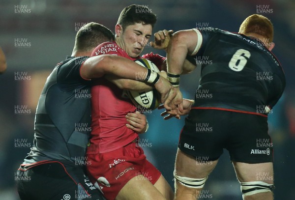 270117 - Scarlets v Saracens, Anglo Welsh Cup - Declan Smith of Scarlets is held by Billy Walker of Saracens and Joel Conlon of Saracens