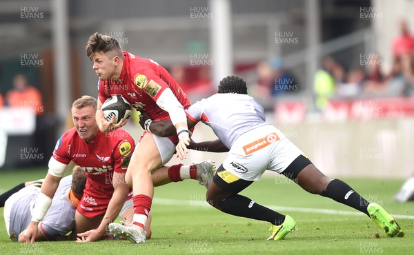 020917 - Scarlets v Southern Kings - Guinness PRO14 - Steffan Evans of the Scarlets is tackled by Yaw Penxe of the Southern Kings