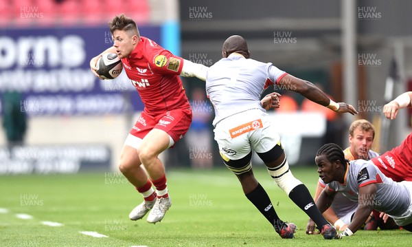 020917 - Scarlets v Southern Kings - Guinness PRO14 - Steffan Evans of the Scarlets is tackled by Victor Sekekete of the Southern Kings