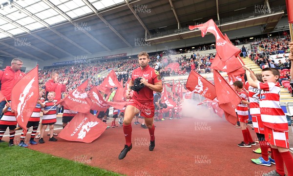 020917 - Scarlets v Southern Kings - Guinness PRO14 - Leigh Halfpenny of the Scarlets runs out