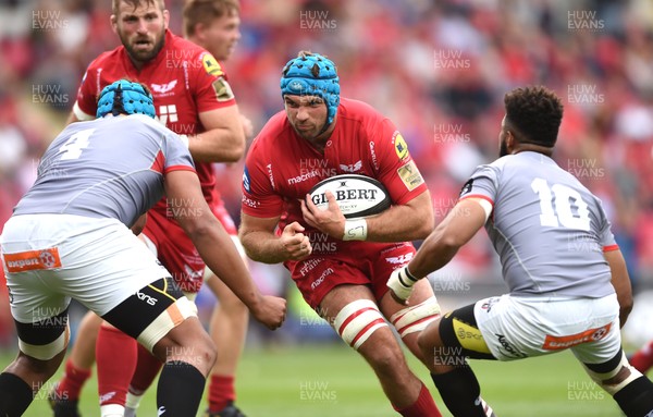020917 - Scarlets v Southern Kings - Guinness PRO14 - Tadhg Beirne of the Scarlets is tackled by Jurie van Vuuren and Kurt Coleman of the Southern Kings