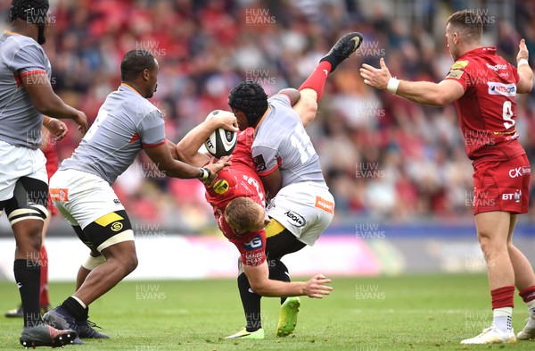 020917 - Scarlets v Southern Kings - Guinness PRO14 - Johnny McNicholl of the Scarlets is lifted by Masixole Banda of the Southern Kings