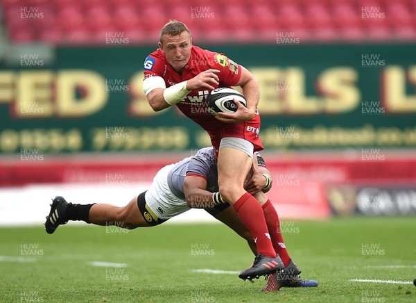 020917 - Scarlets v Southern Kings - Guinness PRO14 - Hadleigh Parkes of the Scarlets is tackled by Berton Klaasen of the Southern Kings