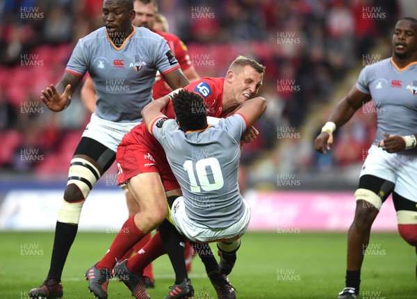 020917 - Scarlets v Southern Kings - Guinness PRO14 - Hadleigh Parkes of the Scarlets beats Kurt Coleman of the Southern Kings to score try