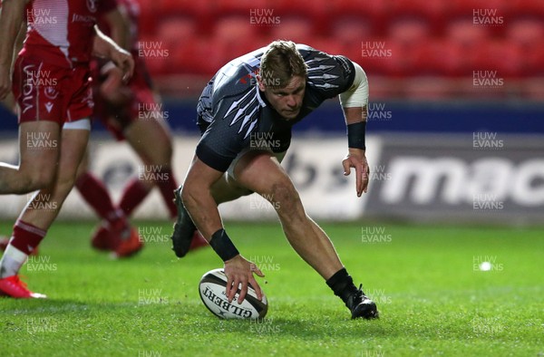 230220 - Scarlets v Isuzu Southern Kings - Guinness PRO14 - Christopher Hollis of Southern Kings runs in to score a try