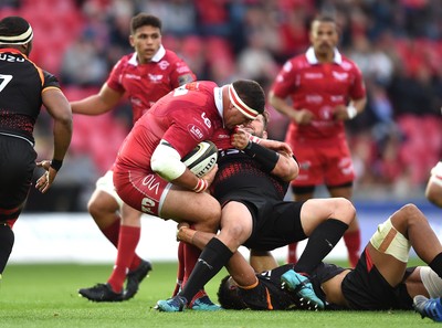 290918 - Scarlets v Southern Kings - Guinness PRO14 - Werner Kruger of Scarlets is tackled by Schalk Ferreira of Southern Kings