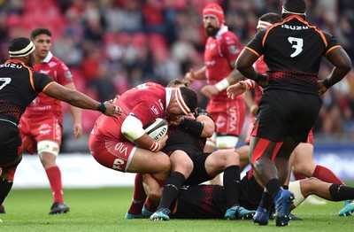 290918 - Scarlets v Southern Kings - Guinness PRO14 - Werner Kruger of Scarlets is tackled by Schalk Ferreira of Southern Kings