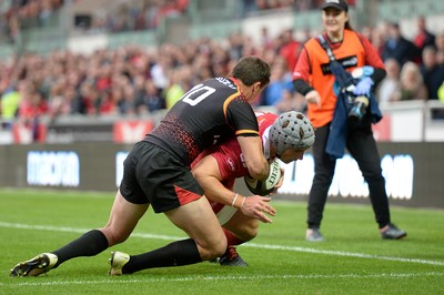 290918 - Scarlets v Southern Kings - Guinness PRO14 - Jonathan Davies of Scarlets beats Martin du Toit of Southern Kings to score try