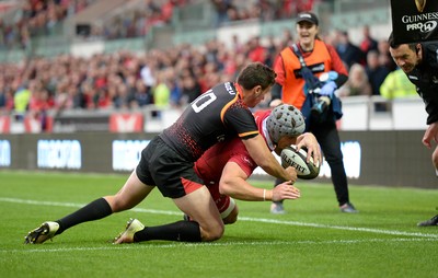 290918 - Scarlets v Southern Kings - Guinness PRO14 - Jonathan Davies of Scarlets beats Martin du Toit of Southern Kings to score try