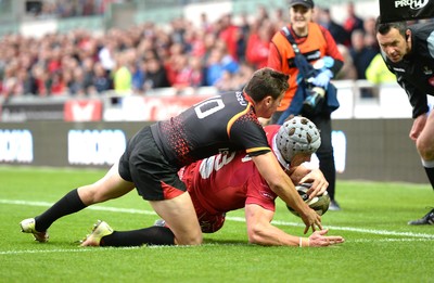 290918 - Scarlets v Southern Kings - Guinness PRO14 - Jonathan Davies of Scarlets beats Martin du Toit of Southern Kings to score try