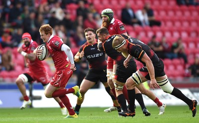 290918 - Scarlets v Southern Kings - Guinness PRO14 - Rhys Patchell of Scarlets gets into space