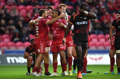 290918 - Scarlets v Southern Kings - Guinness PRO14 - Paul Asquith (left) of Scarlets celebrates his try with team mates