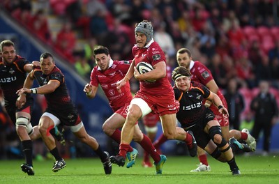 290918 - Scarlets v Southern Kings - Guinness PRO14 - Jonathan Davies of Scarlets runs in to score try